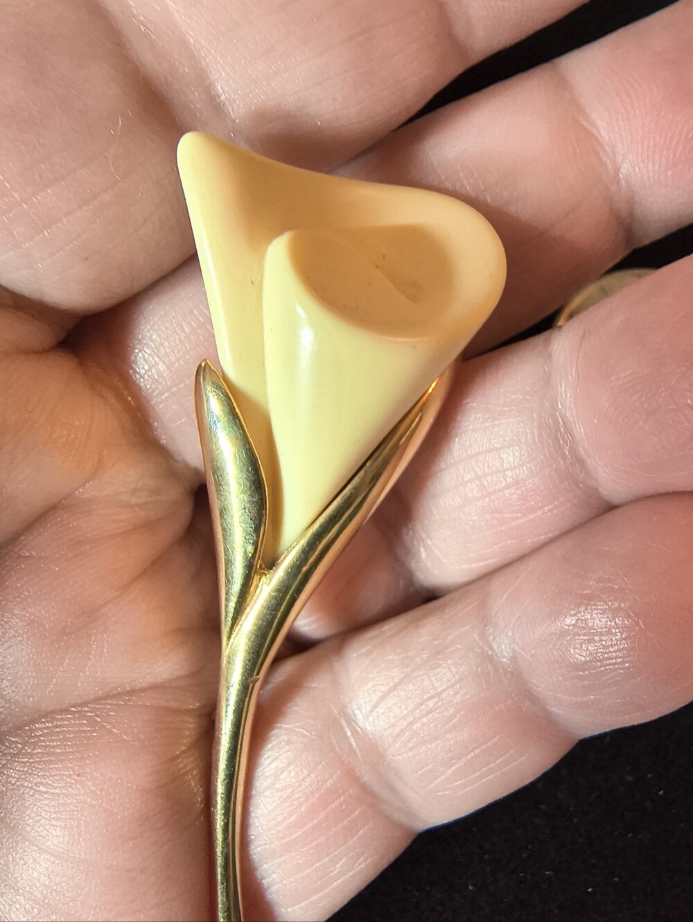 Vintage Ginnie Johansen 1988 Calla Lily Brooch Gold Plated Cream Resin Signed - Picture 10 of 10